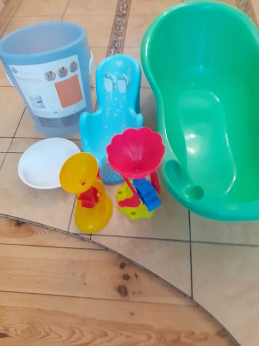 Zestaw kąpielowy dla niemowlaka - wiaderko kąpielowe, wanienka