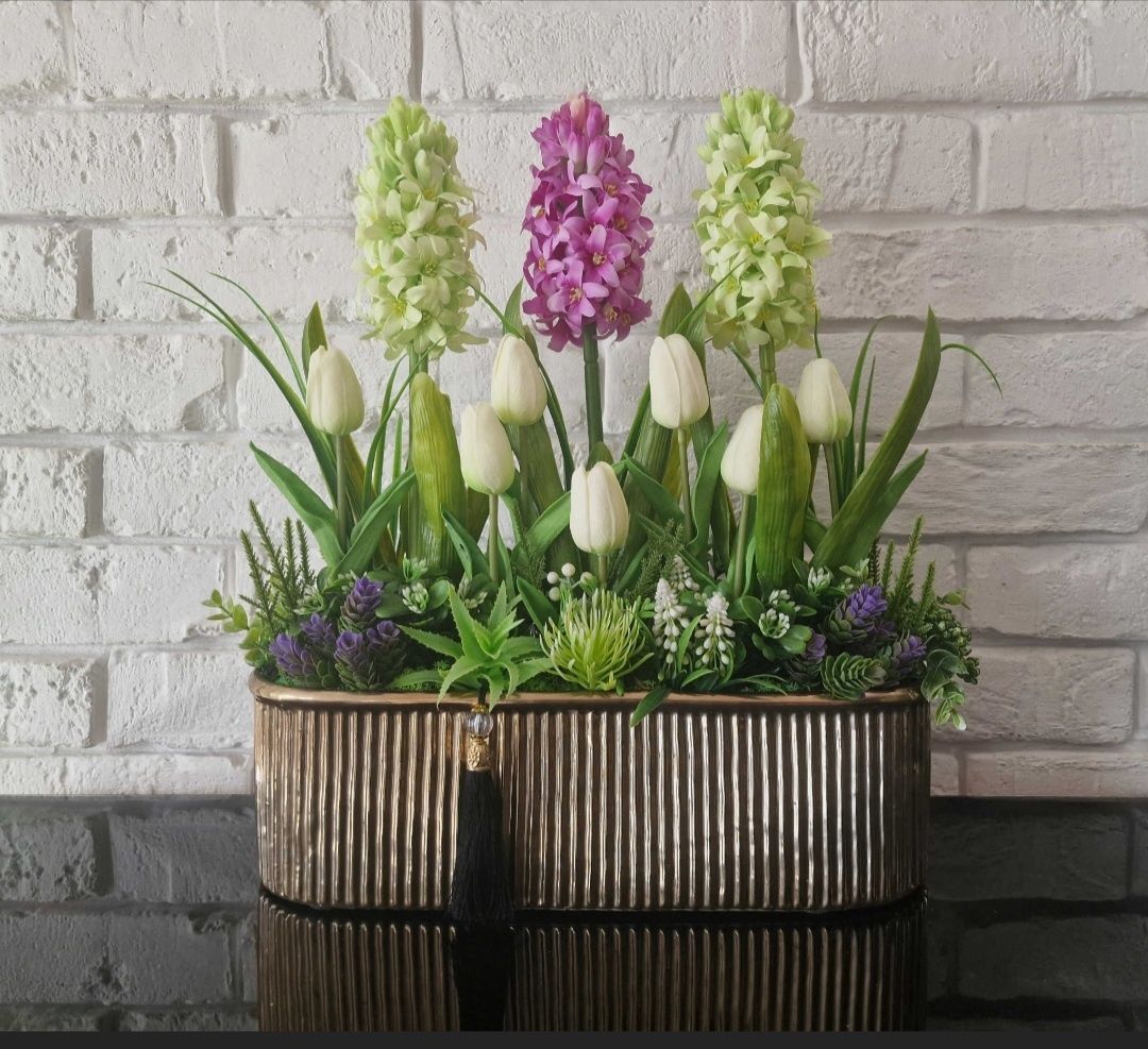 Kompozycja z hiacyntow I tulipanów