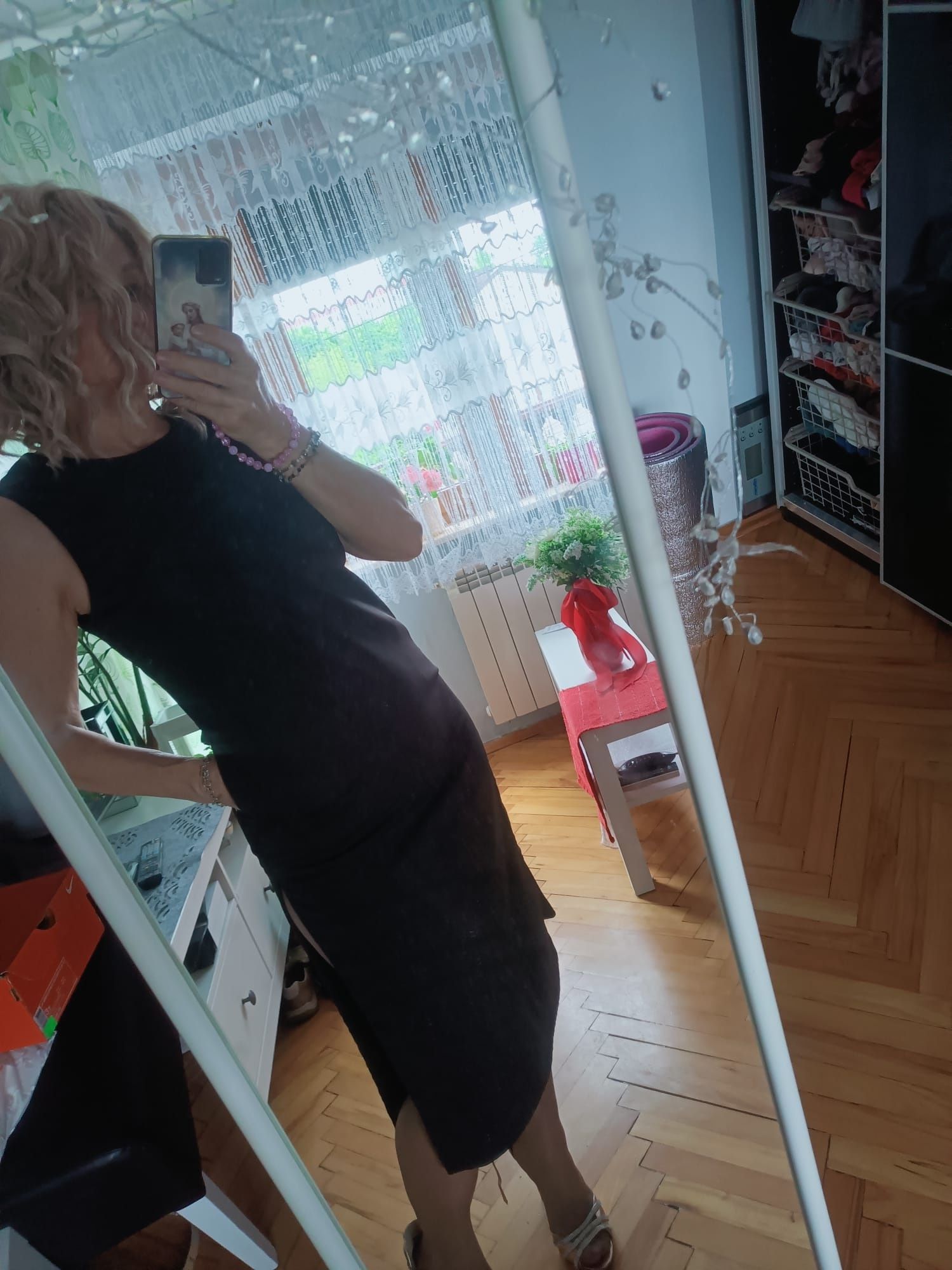 Sukienka na każdą okoliczność z kieszeniami i rozcięciami na bokach ro