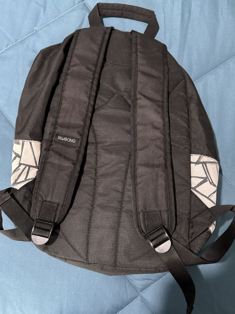 Mochila billabong branca e preto