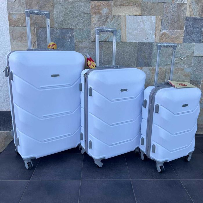 Пластиковый чемодан валіза полікарбонат Сумка НЕ ТРІСКАЄ Вализа 4 кола