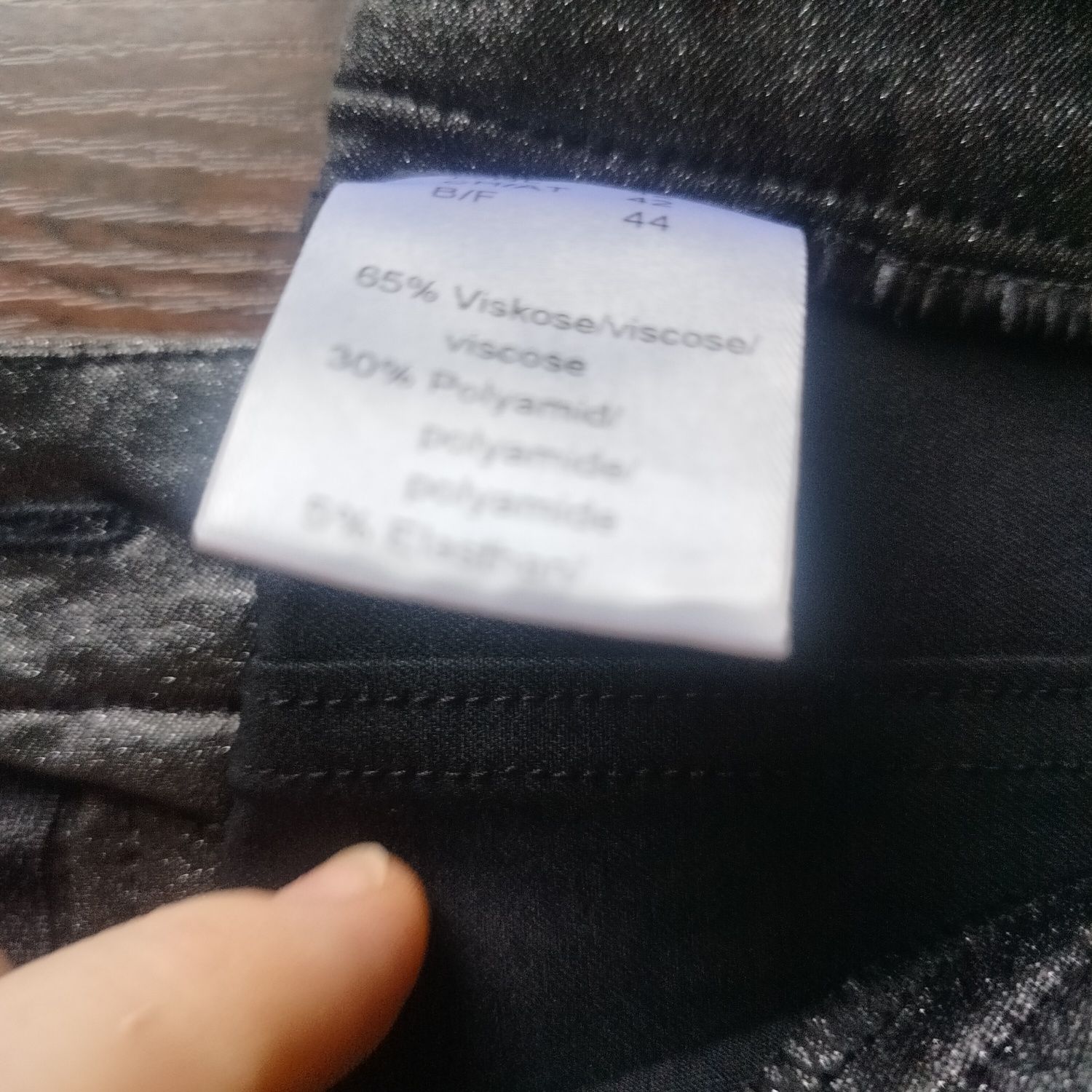 Spodnie damskie czarne brokat woskowane rozciągliwe 42 44