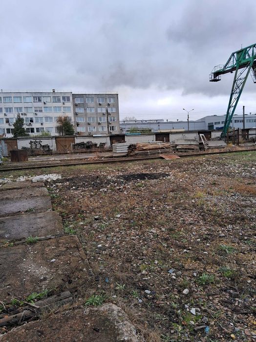 Площадка земельна під козовим краном і з залізничною колією