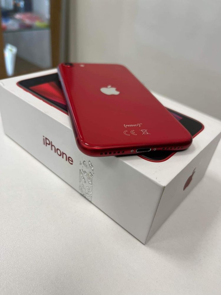 iPhone SE 64 GB czerwony