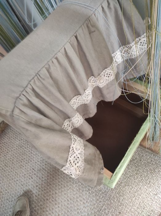 Дзеркало, штори, пуфіки 2, килимок 2, примірочна