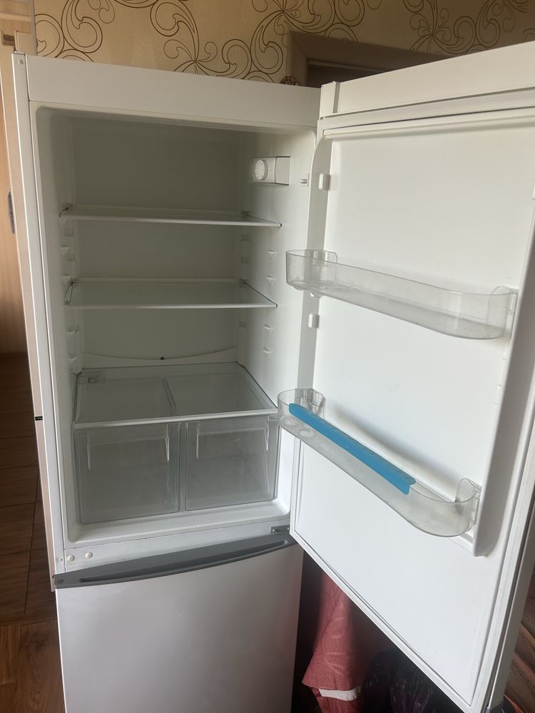 Продам двухкамерный холодильник Zanussi