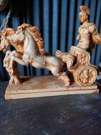 Piękny Rydwan z końmi Rzeźba alabaster .ozdoba