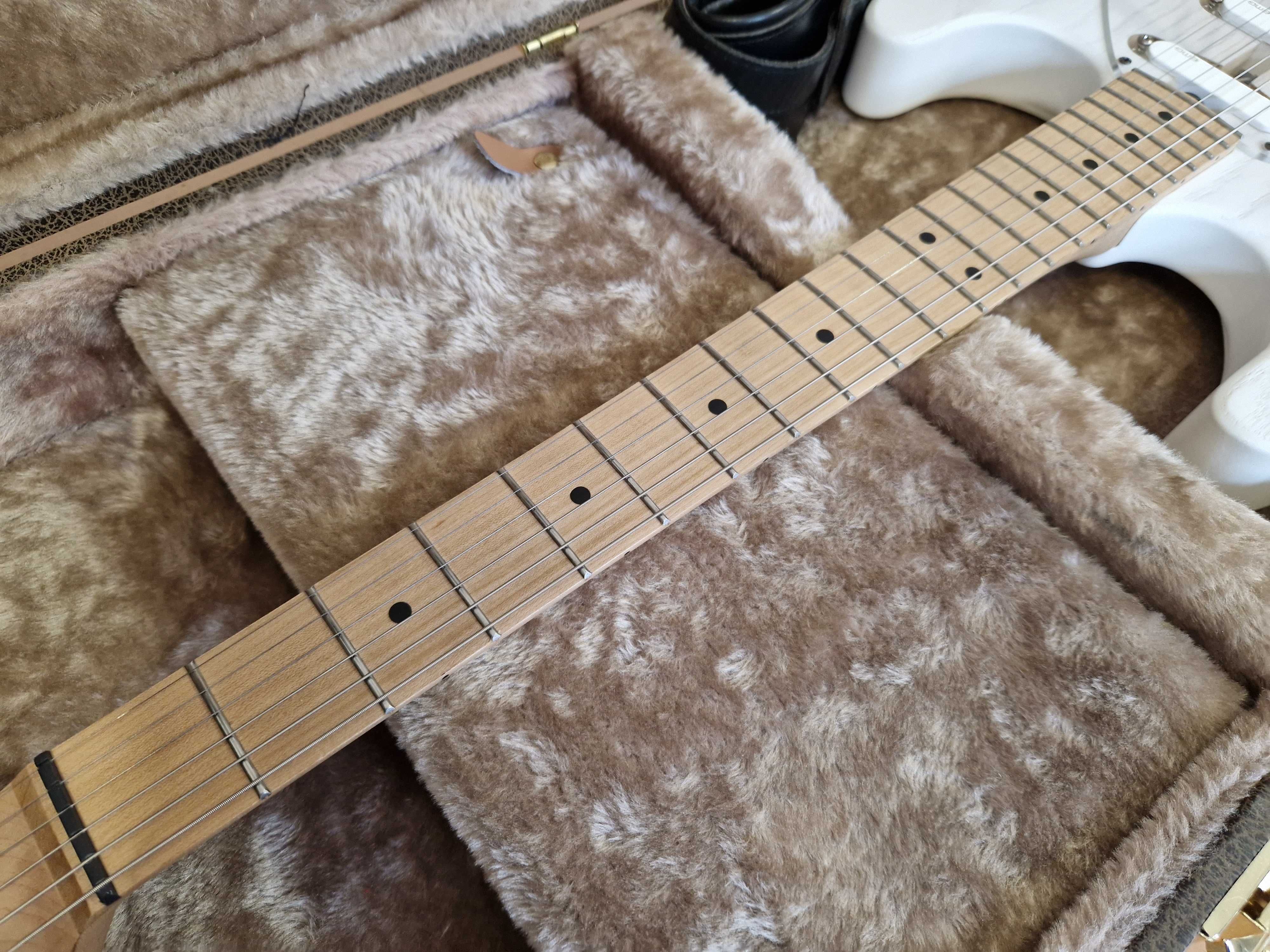 Guitarra de luthier - EarOn - feita à mão - strato