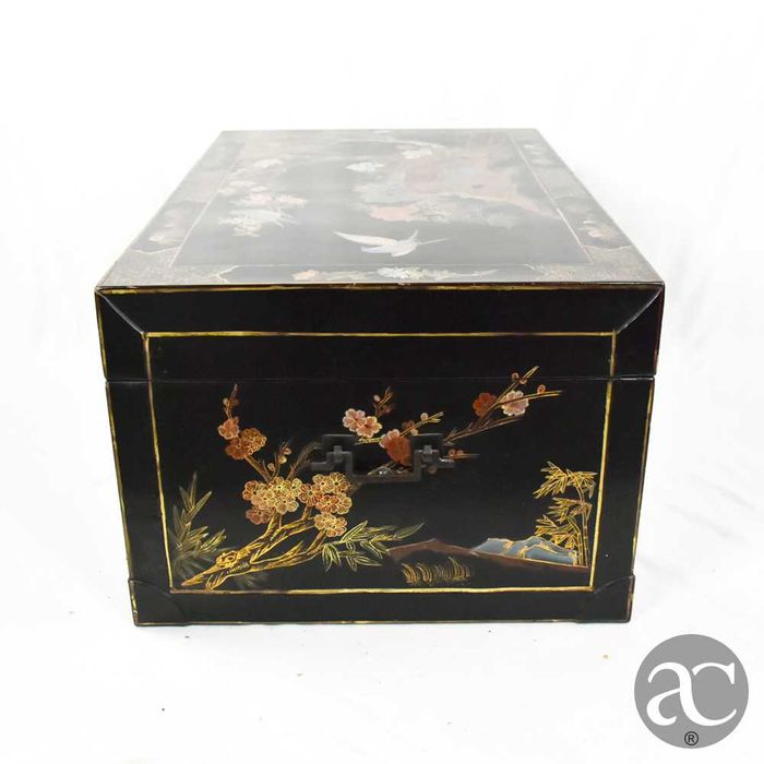 Baú em laca Chinesa pintado à mão, com estrado em madeira