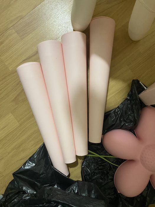 Cama KRITTER e mesa, cadeira e banco MAMMUT rosa