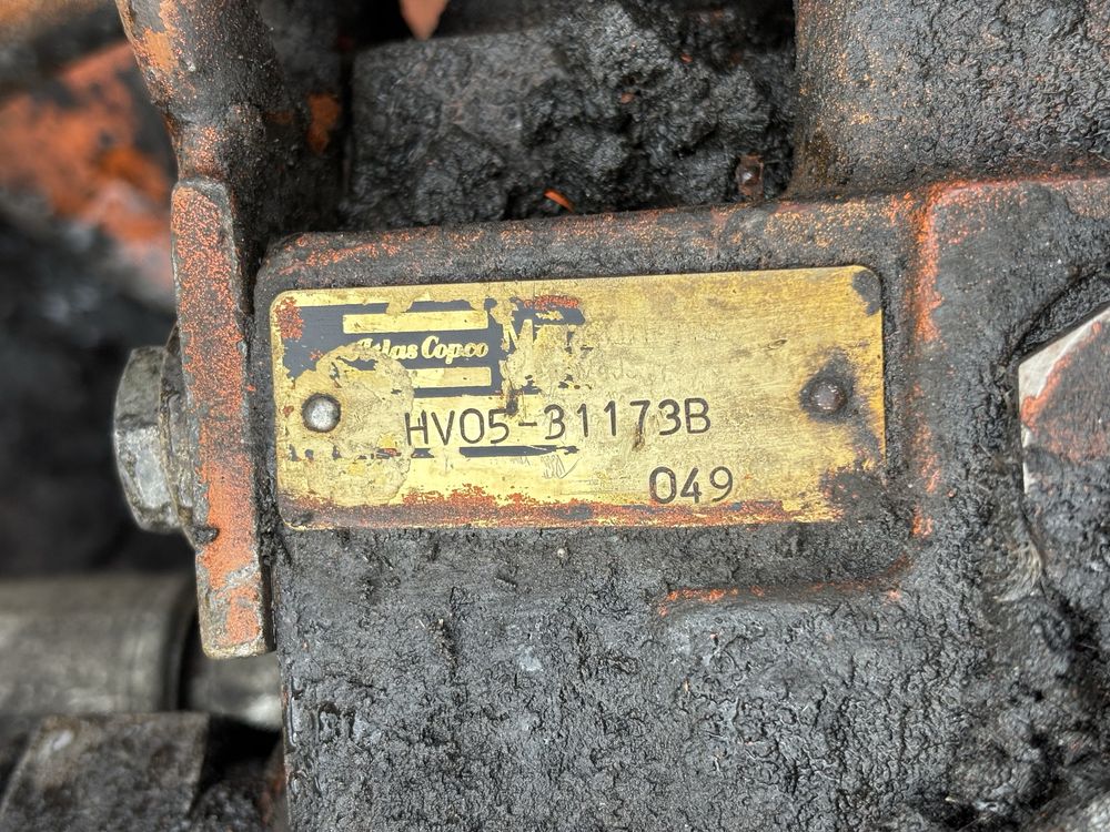 Rozdzielacz hydrauliczny Schaeff SKB SKL 3 sekcje
