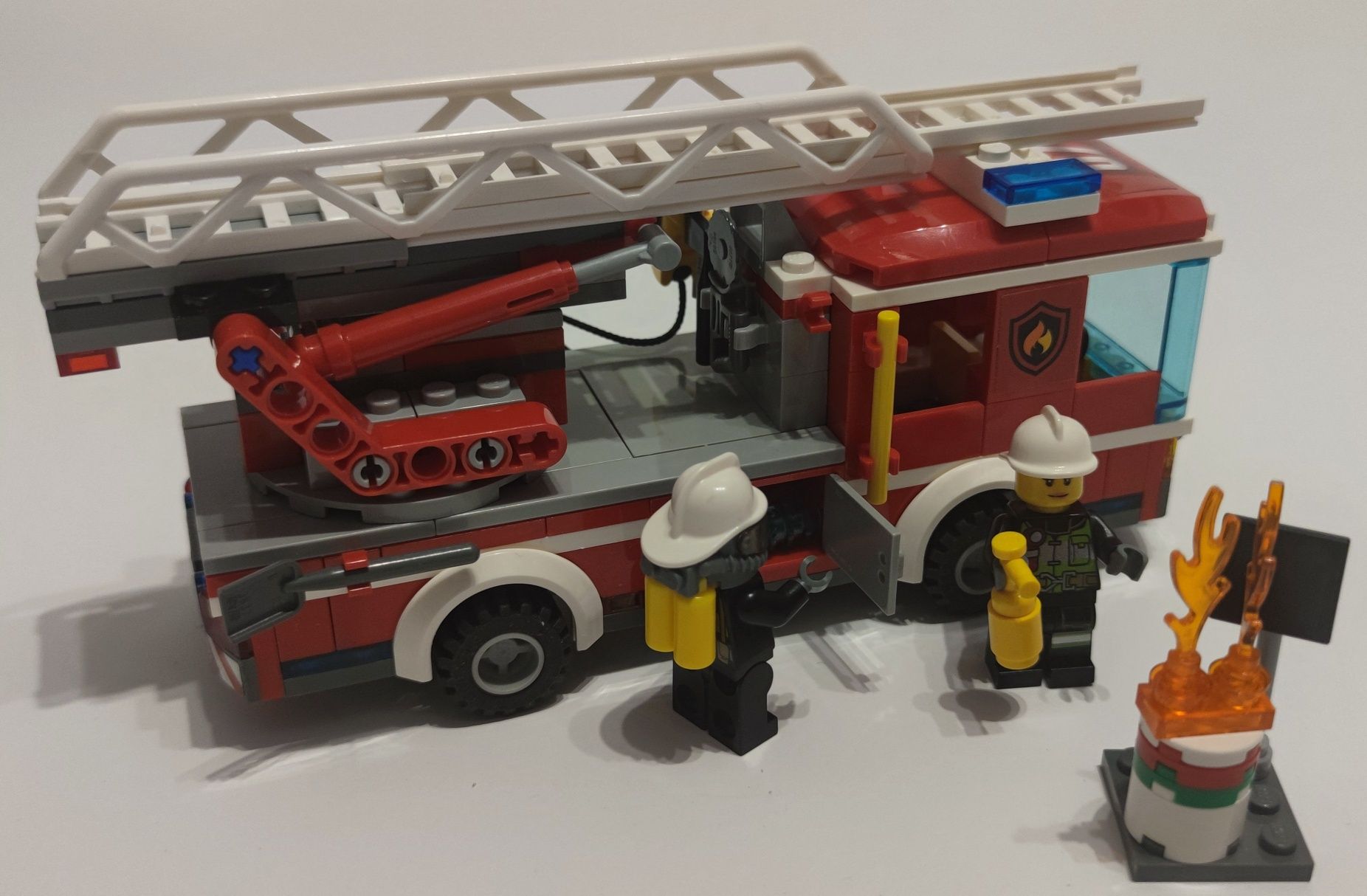 Klocki LEGO City 60107 - Wóz strażacki z drabiną