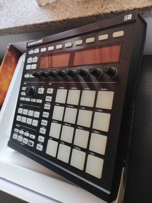 Native Instruments Maschine MK2 (bom estado com o software)