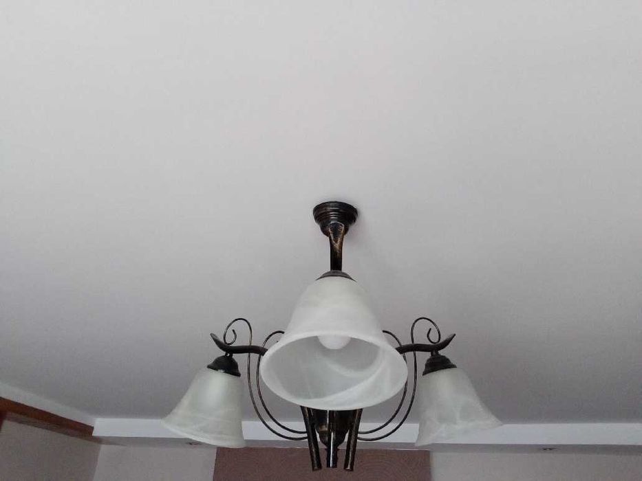 Lampa w dobrym stanie do salonu, pokoju