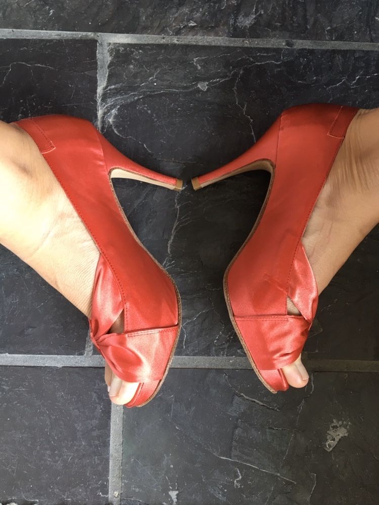 Sapatos de festa Zilian em cetim, salto agulha, cor coral