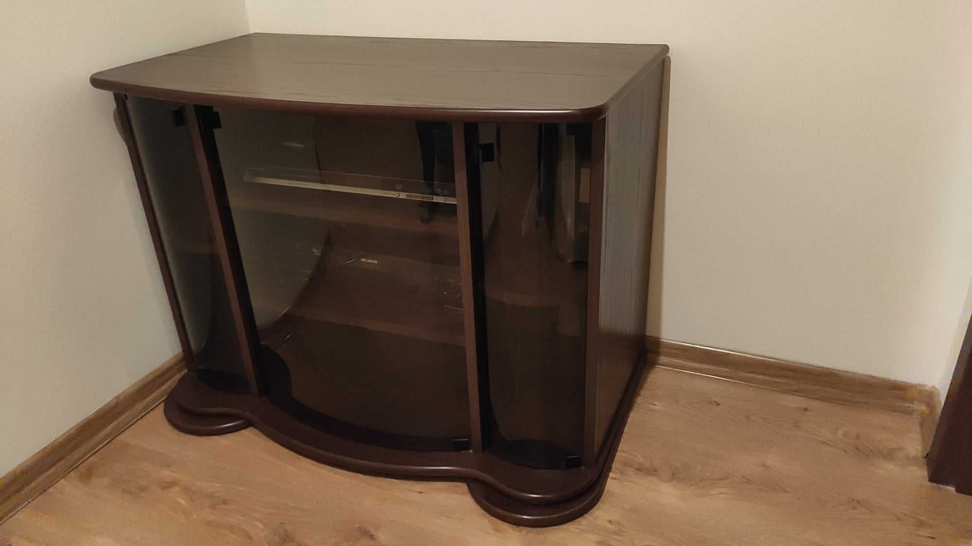 Brązowa szafka pod telewizor