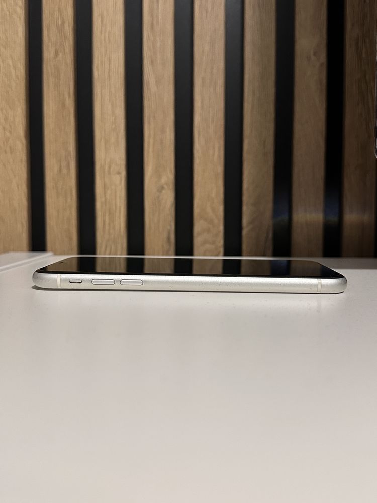 Biały iphone 11.