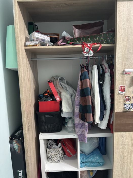 Szafa uzywana ,ciezko chodza drzwi przesuwane . Uszkodzona polka