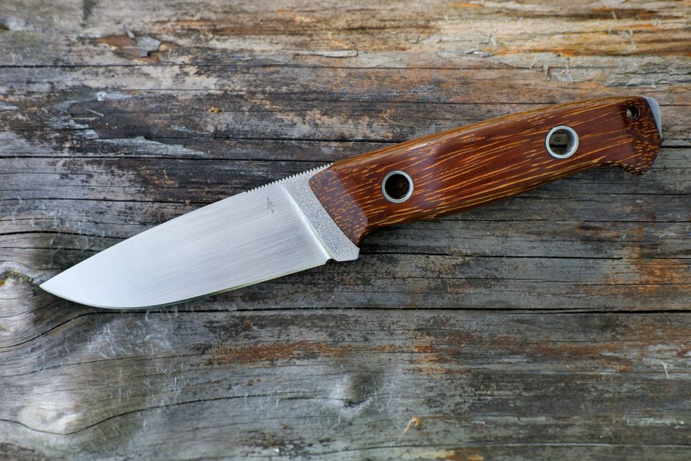 Nóż full tang bushcraft, stal N690, jimping