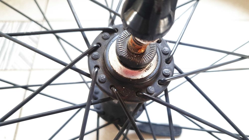 Przednie koło rowerowe z oponą 26x2,0