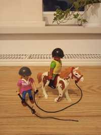 Biały koń w brązowe łatki i dwa ludziki playmobil