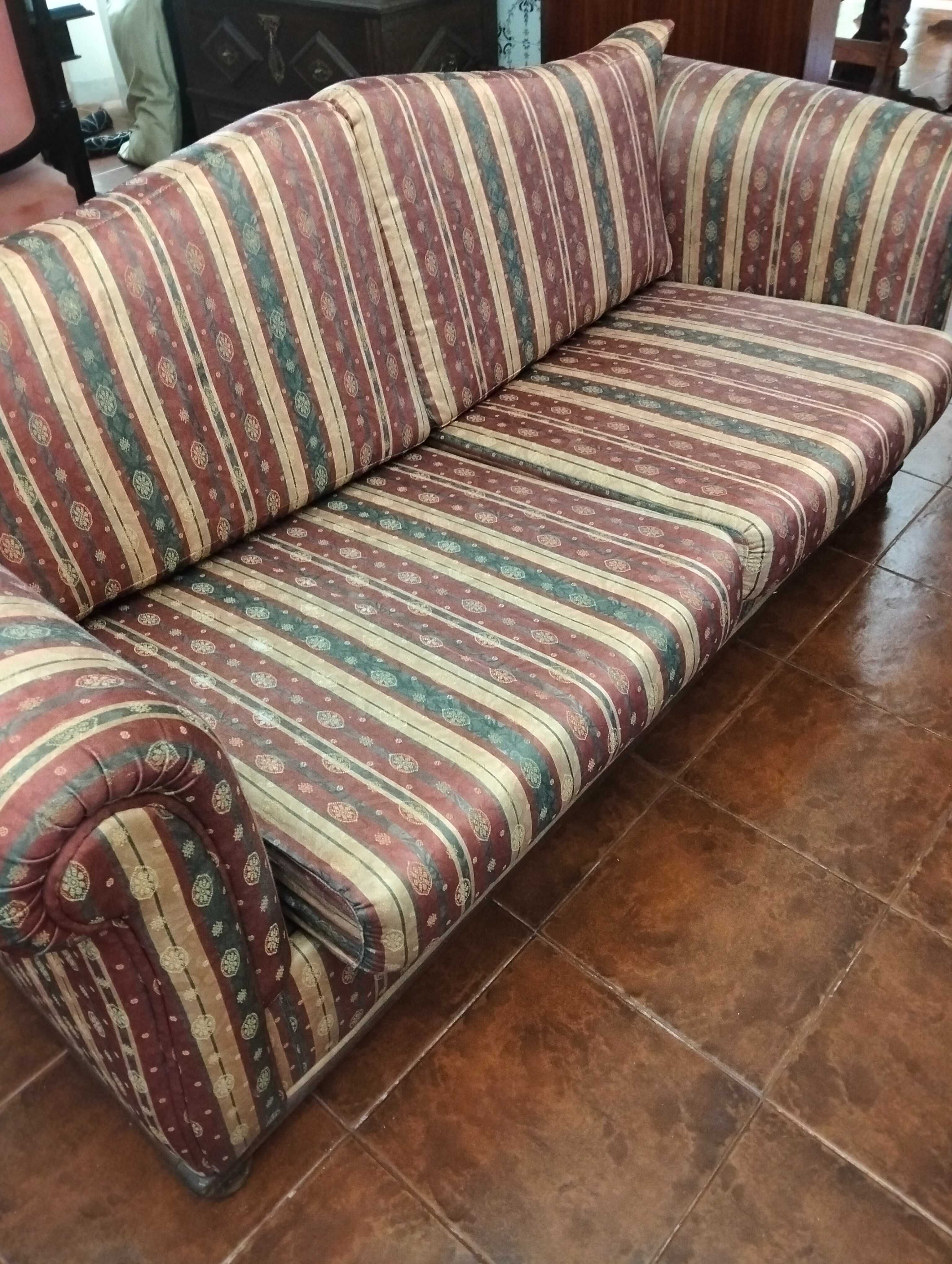 Conjunto de sofá cama e dois canapés