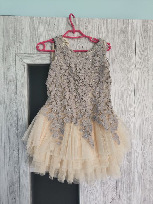 Śliczna, elegancka sukienka 100