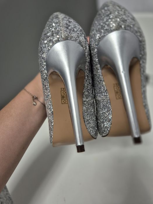 Блестящие туфли на шпильке
