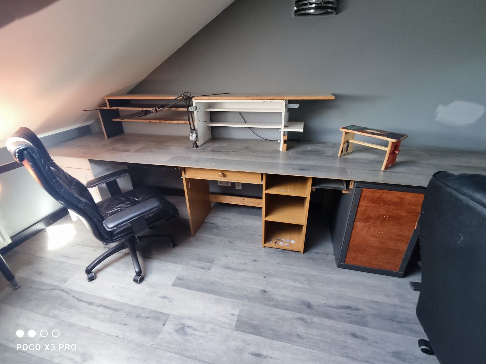 Duże biurko stoły szafki za darmo krzesła biurowe