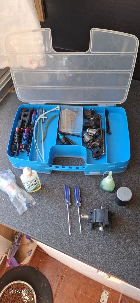 Vendo kyosho burns 4wd com muitas peças s/ Rádio