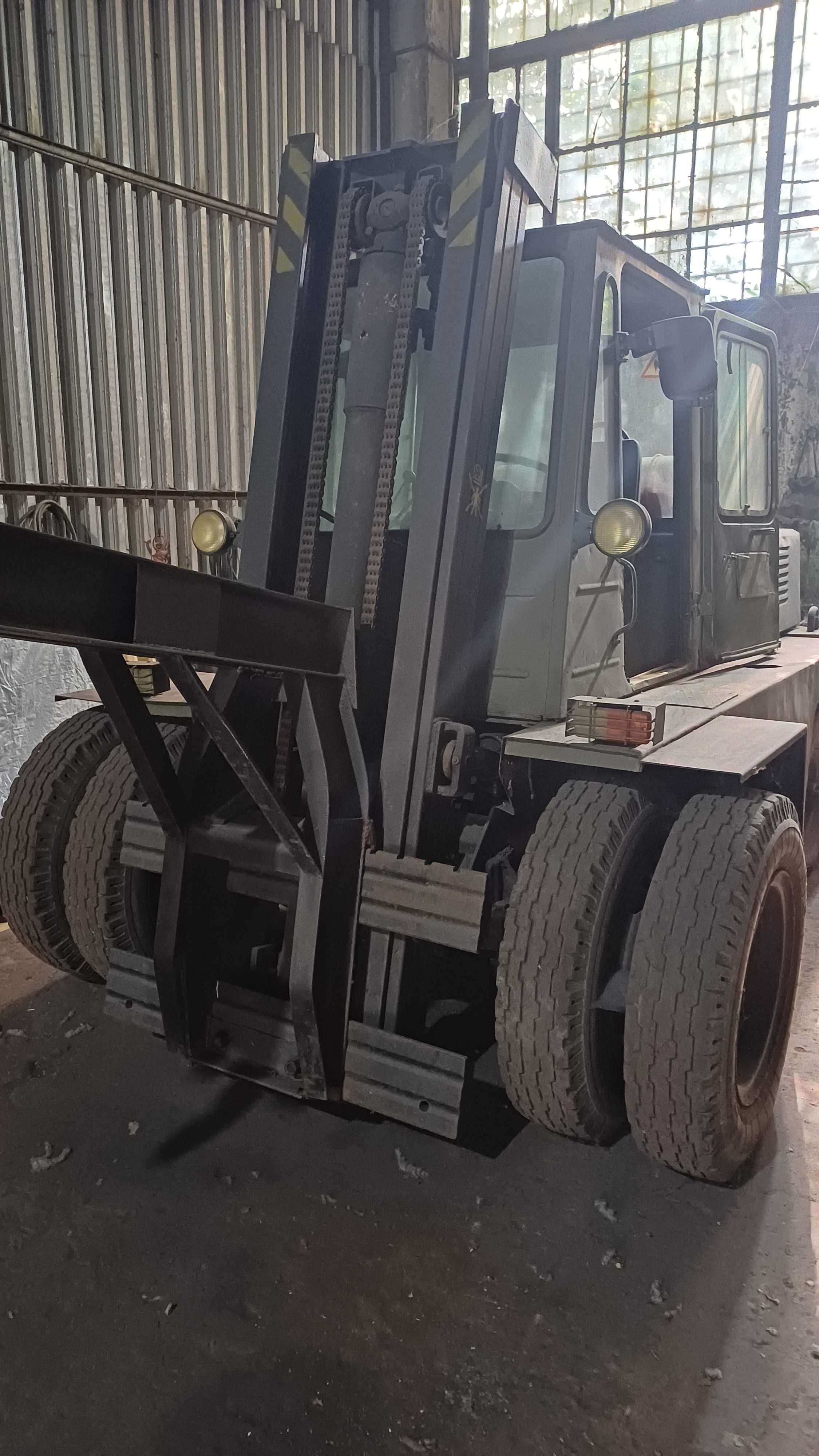 Львівський погрузчик 5т. Навантажувач автопогрузчик кара