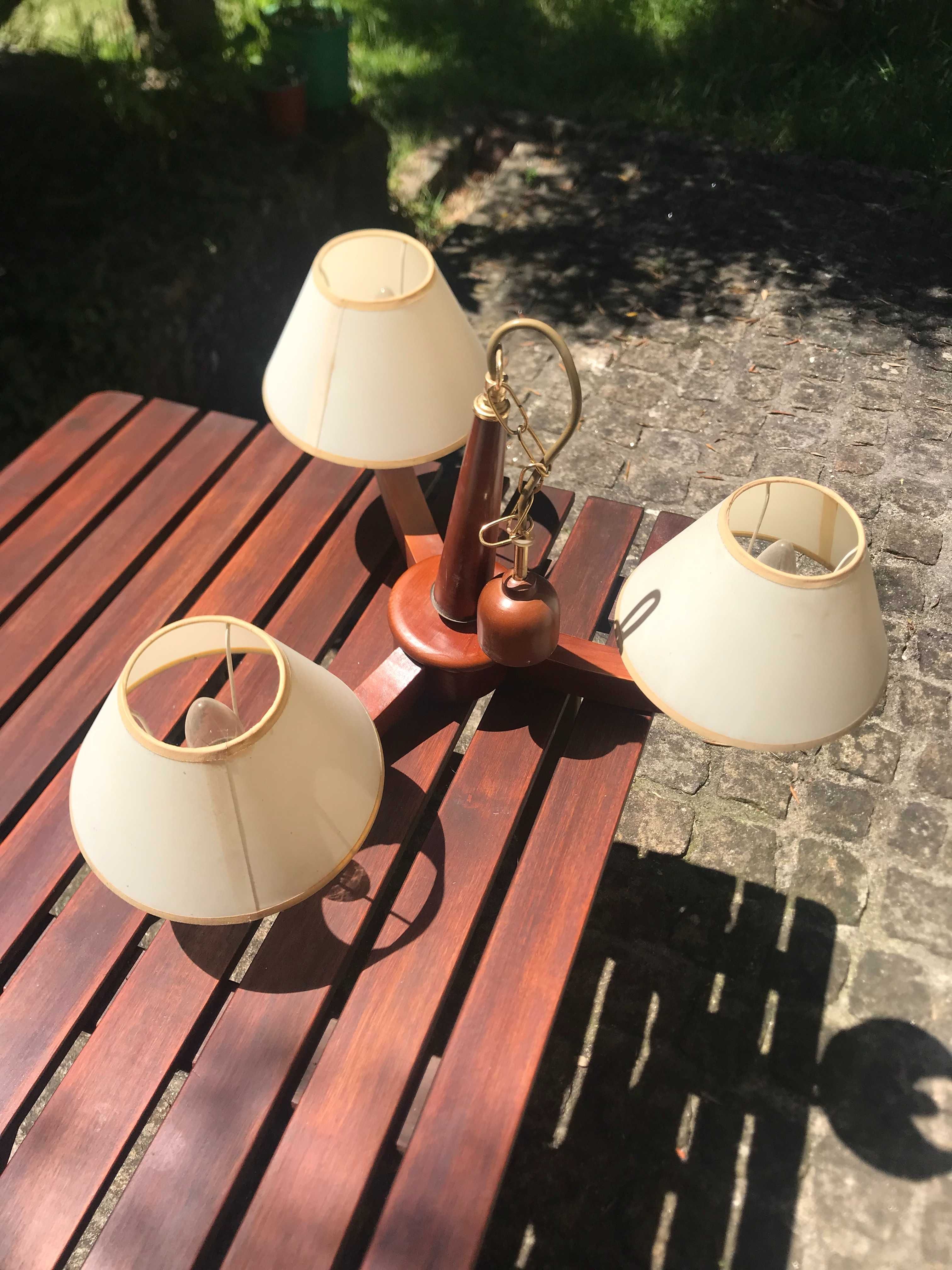 Candeeiro de tecto com três lampadas