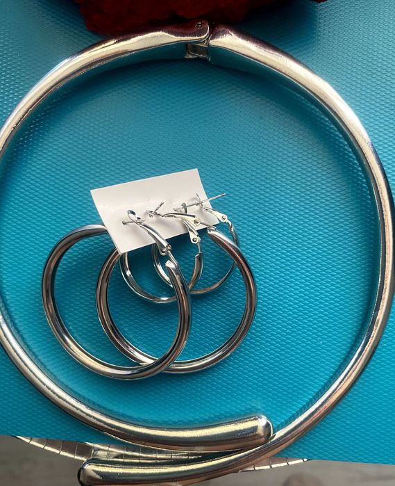 Naszyjnik nowy blisko szyi plus dwie pary kolczyków