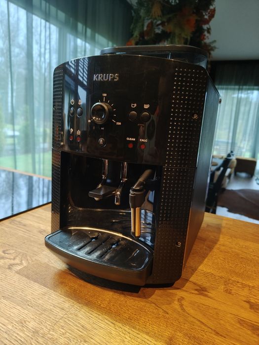 Ekspres Krups Essential EA8108 w kolorze czarnym