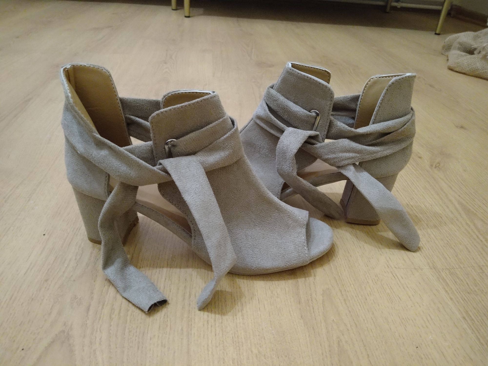 Buty beżowe z wiązaniem obcas 6 cm rozmiar 37