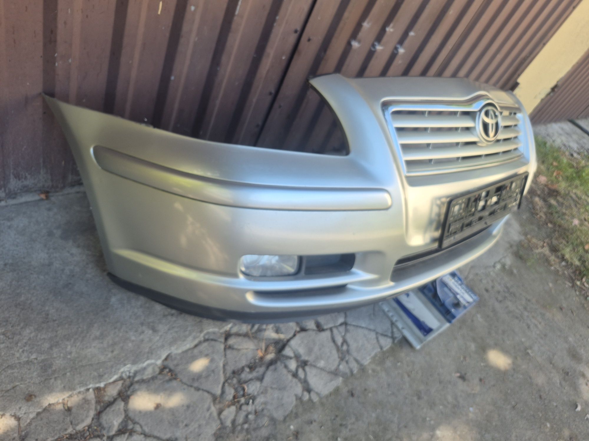 ZDERZAK przedni Toyota Avensis II T25 1C0
