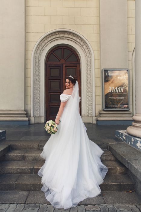 Дуже гарна весільна сукня