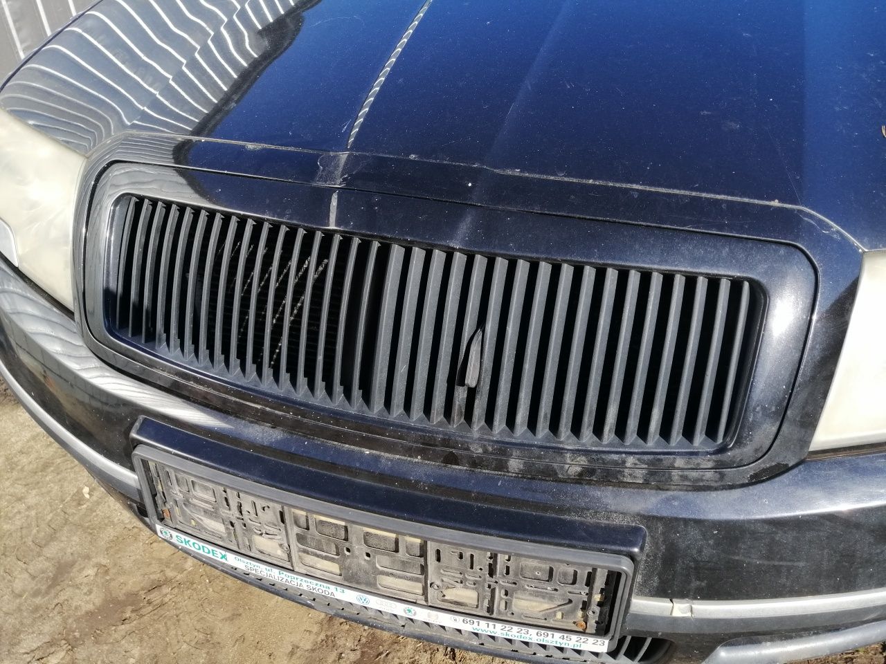 Grill bez znaczka Skoda Superb 1 kod 9910