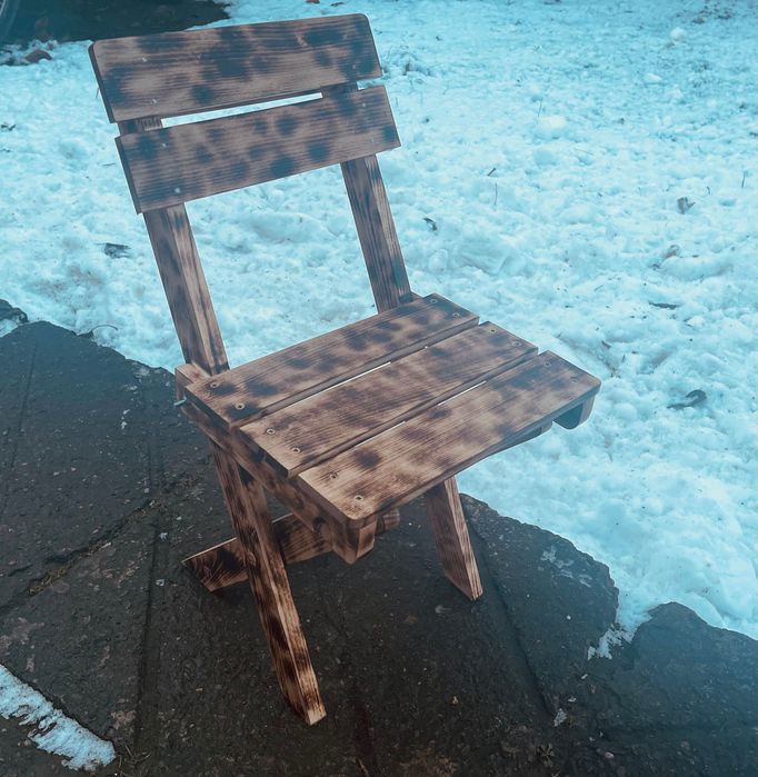 Деревʼяні лаковані ,розкладні столики та стільці. Для відпочинку ітд.