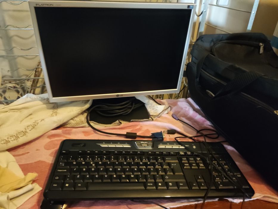 Monitor LG + teclado e rato (VGA e PS/2) – 20€