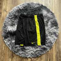 Спортивные шорты nike L