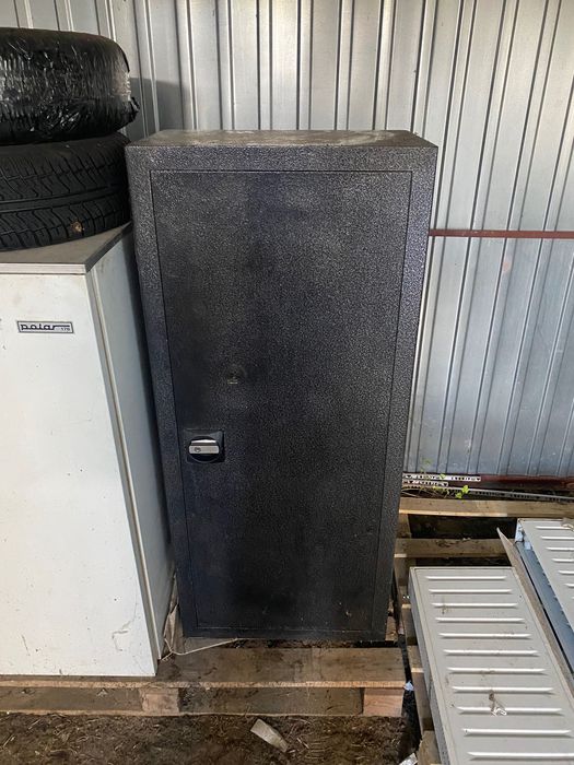 Szafa na broń używana 125 cm wysokosci 55 cm szerokosci 35 cm gleboka
