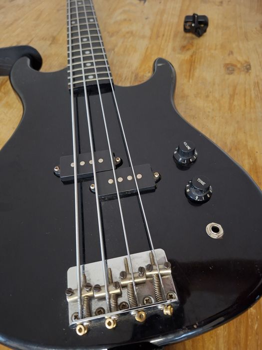 Gitara basowa Signal