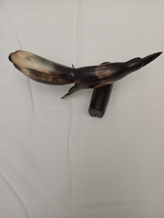 Pássaro feito de corno animal