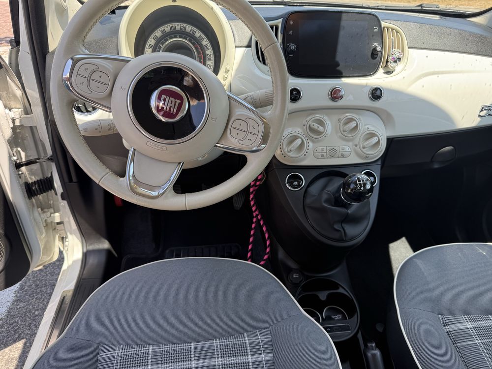 Fiat 500 cabrio branco e vermelho