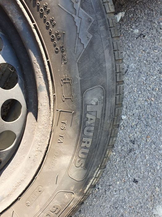 Продам зимнюю резину вместе с дисками 195/65 R15