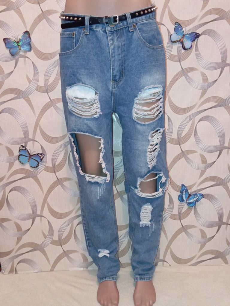 Рваные джинсы Мом на высокой посадке от бренда Boohoo,