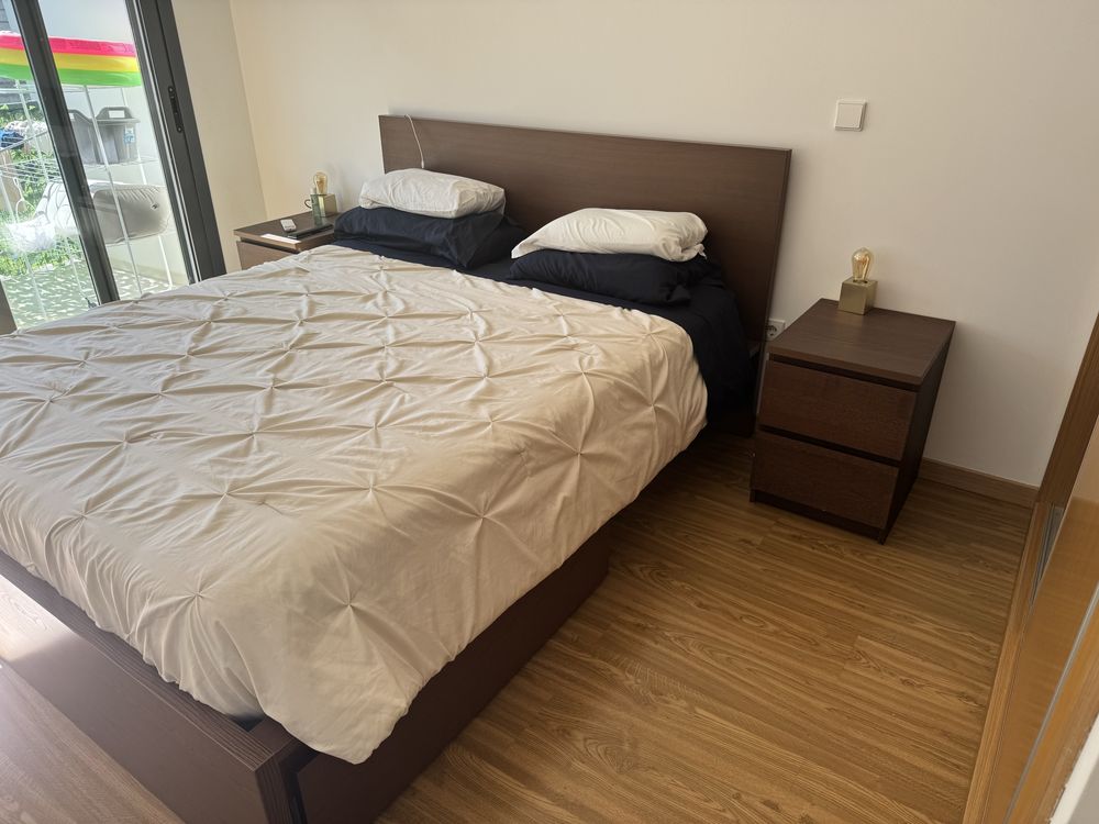 Cama casal e mesas cabeceira