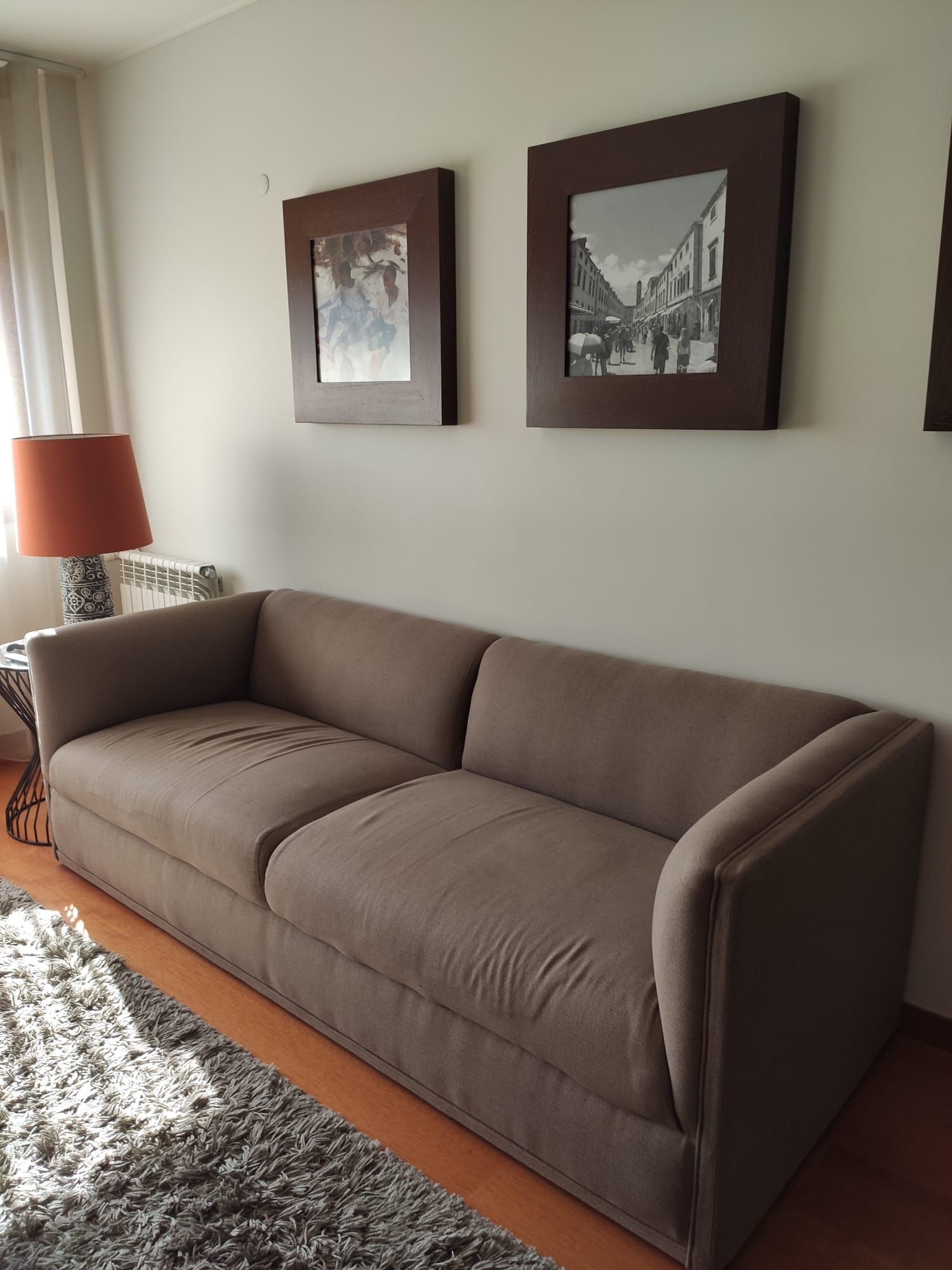 Sofá Castanho 2,20m com Almofadas – Conforto e Estilo