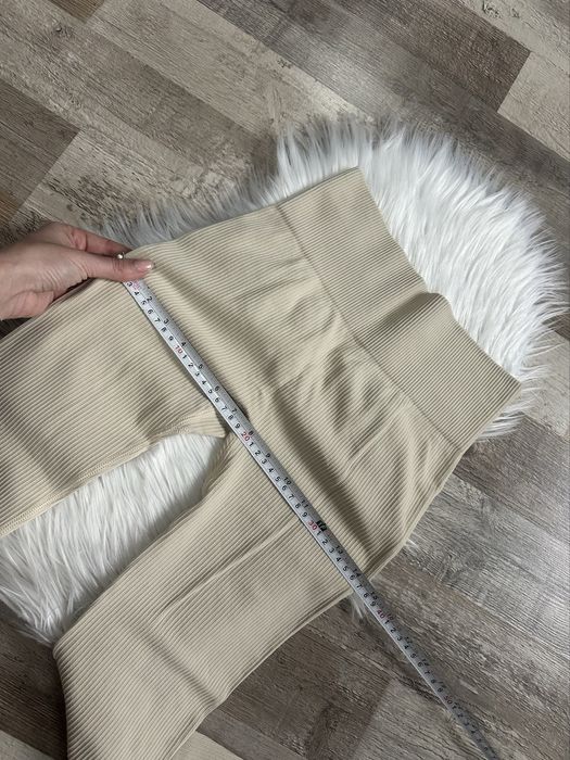 Нові лосіни в рубчик , розмір S , пушап еффект